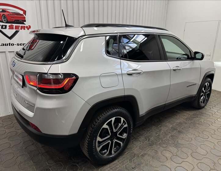 Jeep Compass SUV / Terénní 1,3 l 140 kw