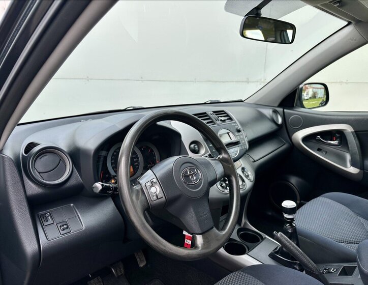 Toyota RAV4 SUV / Terénní 2,2 l 100 kw