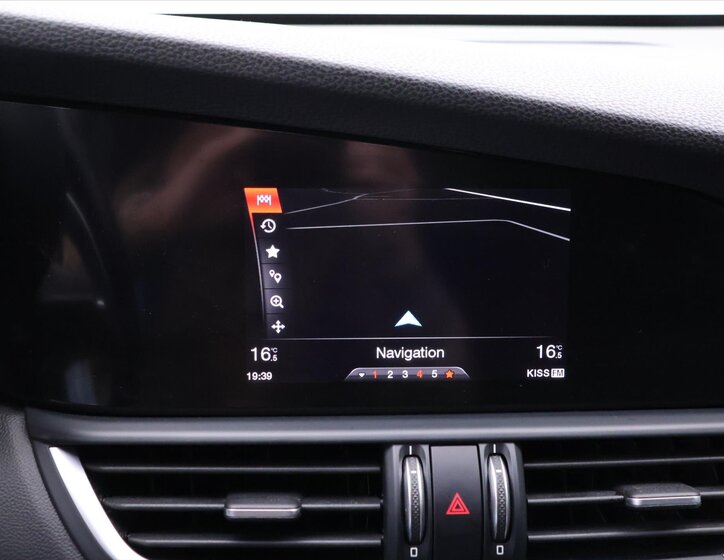 Alfa Romeo Giulia Sedan / Limuzína 2,1 l 110 kw