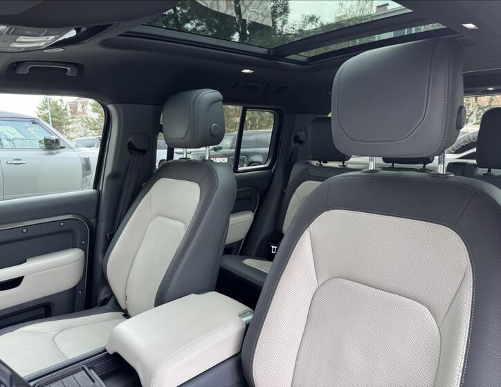 Land Rover Defender 25