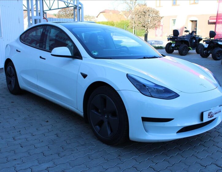 Tesla Model 3 Sedan / Limuzína 0,0 208 kw