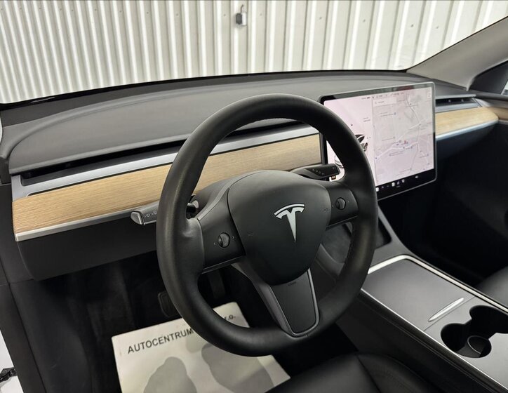 Tesla Model Y 16