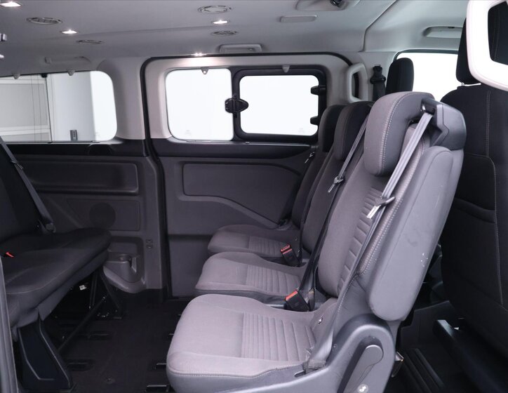 Ford Tourneo Custom 13