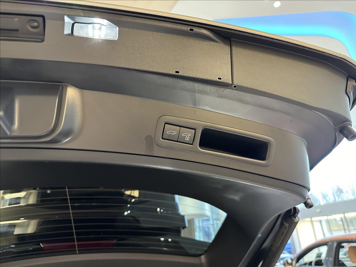 Lexus UX 250h SUV / Terénní 2,0 l 135 kw