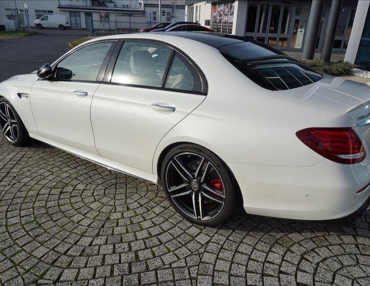 Mercedes-Benz Třídy E Sedan / Limuzína 4,0 l 450 kw