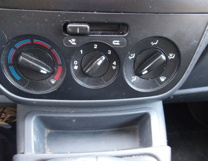 Peugeot Bipper Hatchback 1,4 l 50 kw