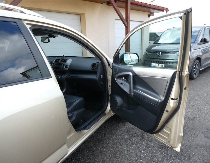 Toyota RAV4 SUV / Terénní 2,2 l 110 kw