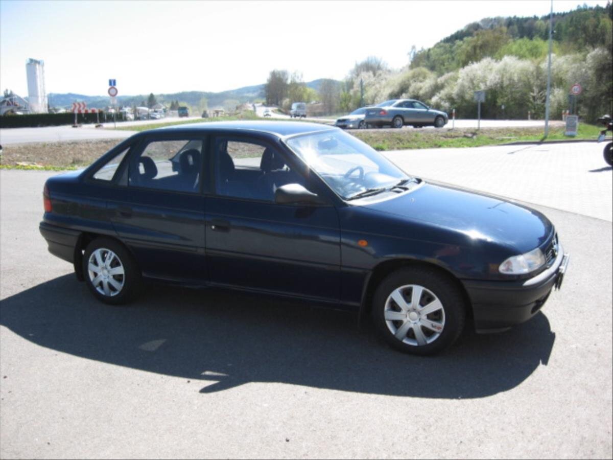 Opel Astra Sedan / Limuzína 1,4 l 44 kw
