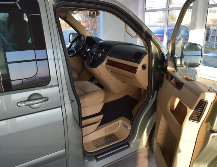 Volkswagen Multivan VAN-Minibus 2,5 l 128 kw