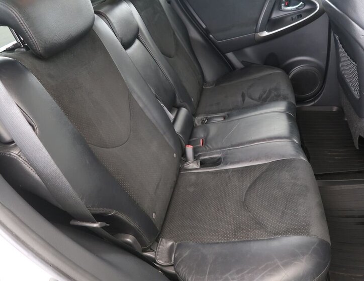 Toyota RAV4 SUV / Terénní 2,0 l 116 kw