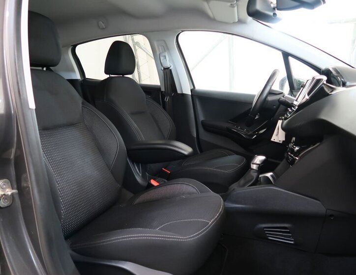 Peugeot 208 Hatchback 1,2 l 61 kw