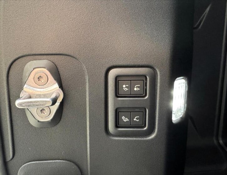 Land Rover Defender 10