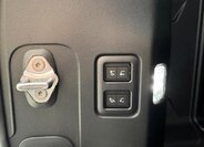 Land Rover Defender 10