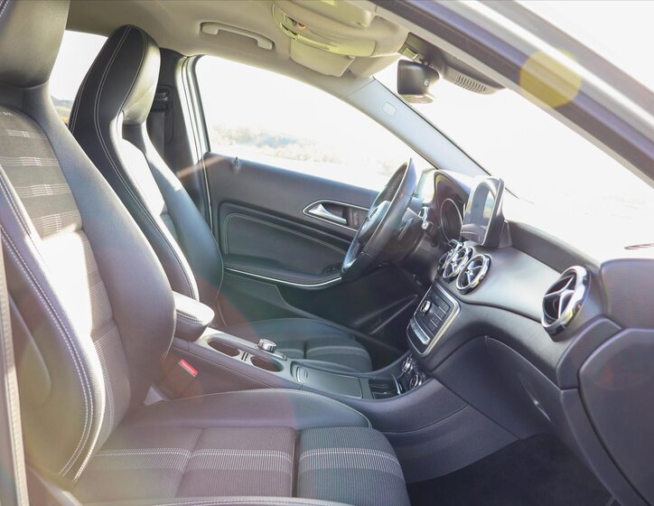 Mercedes-Benz GLA 12