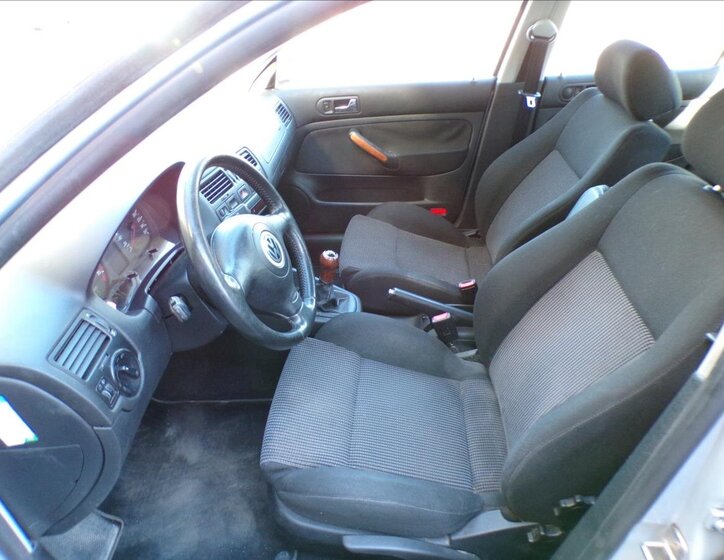 Volkswagen Bora Sedan / Limuzína 1,6 l 74 kw