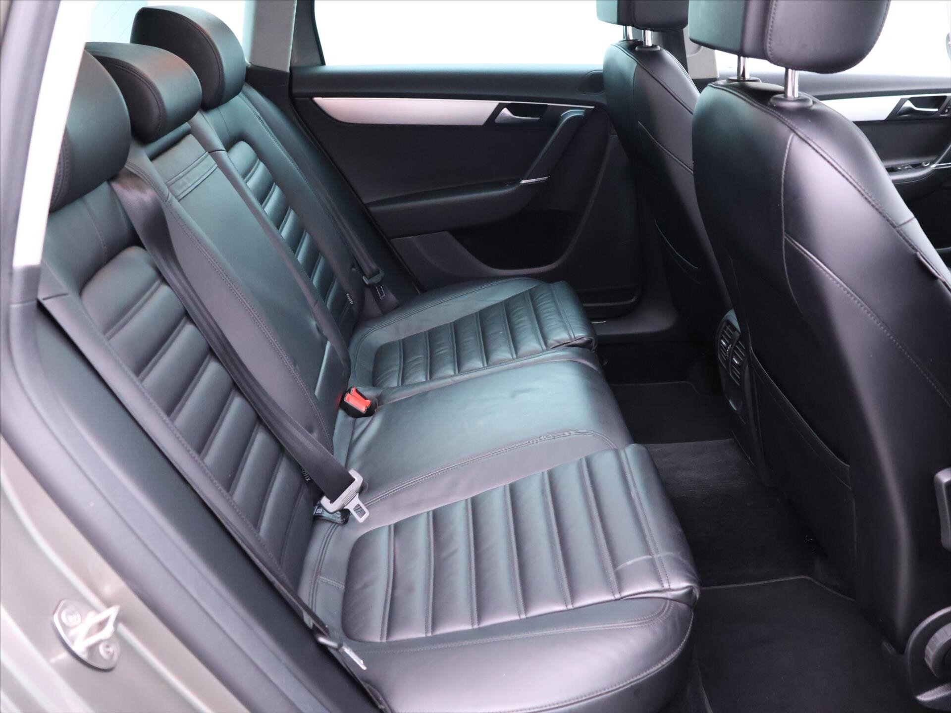 Volkswagen Passat Kombi 1,6 l 77 kw