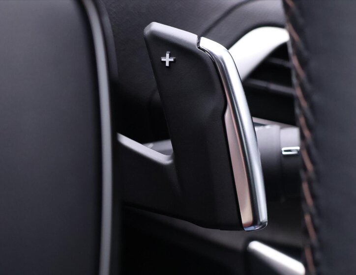 Peugeot 3008 SUV 1,6 l 133 kw