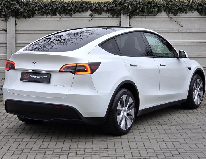 Tesla Model Y 6