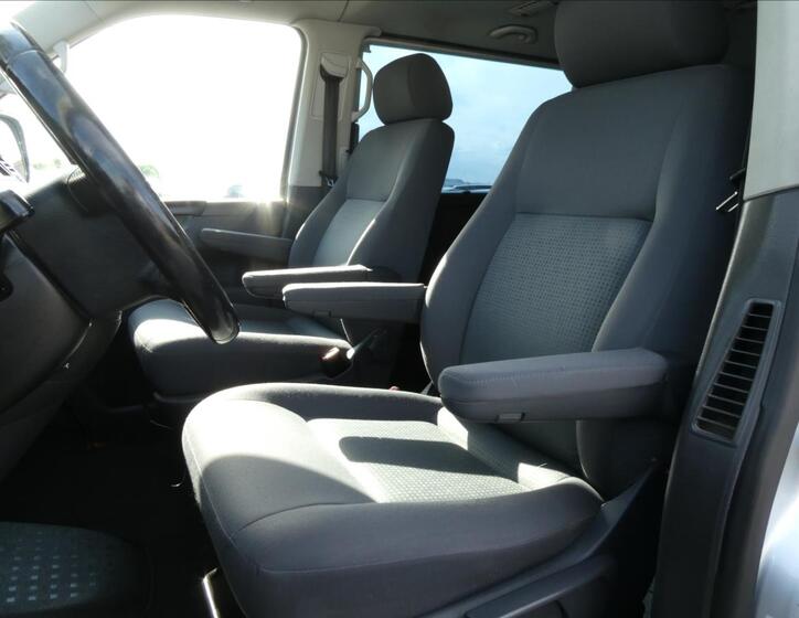 Volkswagen Caravelle 23