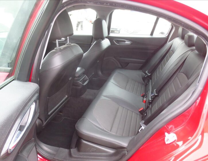 Alfa Romeo Giulia 13