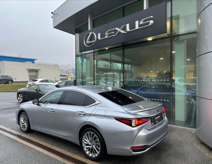 Lexus ES 300h Sedan / Limuzína 2,5 l 160 kw