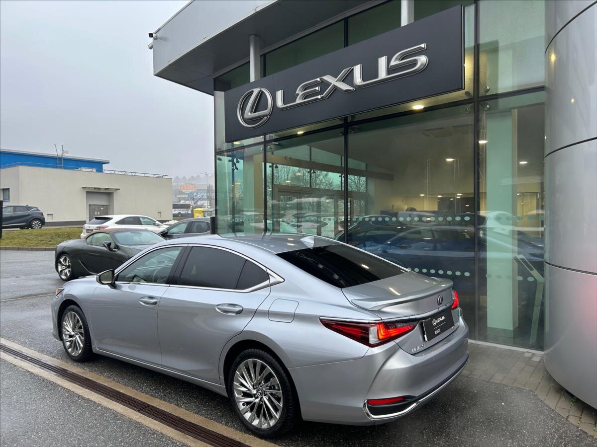Lexus ES 300h Sedan / Limuzína 2,5 l 160 kw