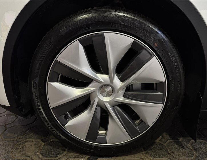 Tesla Model Y 35