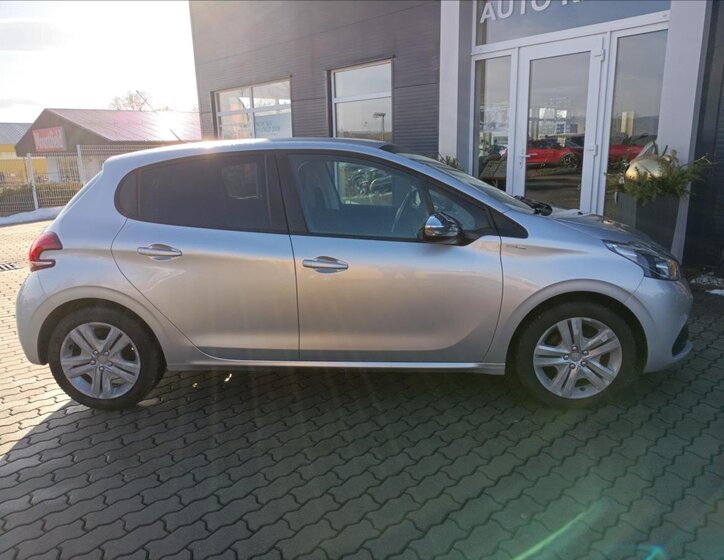 Peugeot 208 Hatchback 1,2 l 60 kw