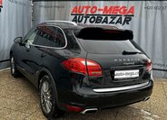 Porsche Cayenne Kombi 4,8 l 294 kw