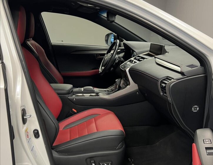 Lexus NX 300h SUV / Terénní 2,5 l 145 kw