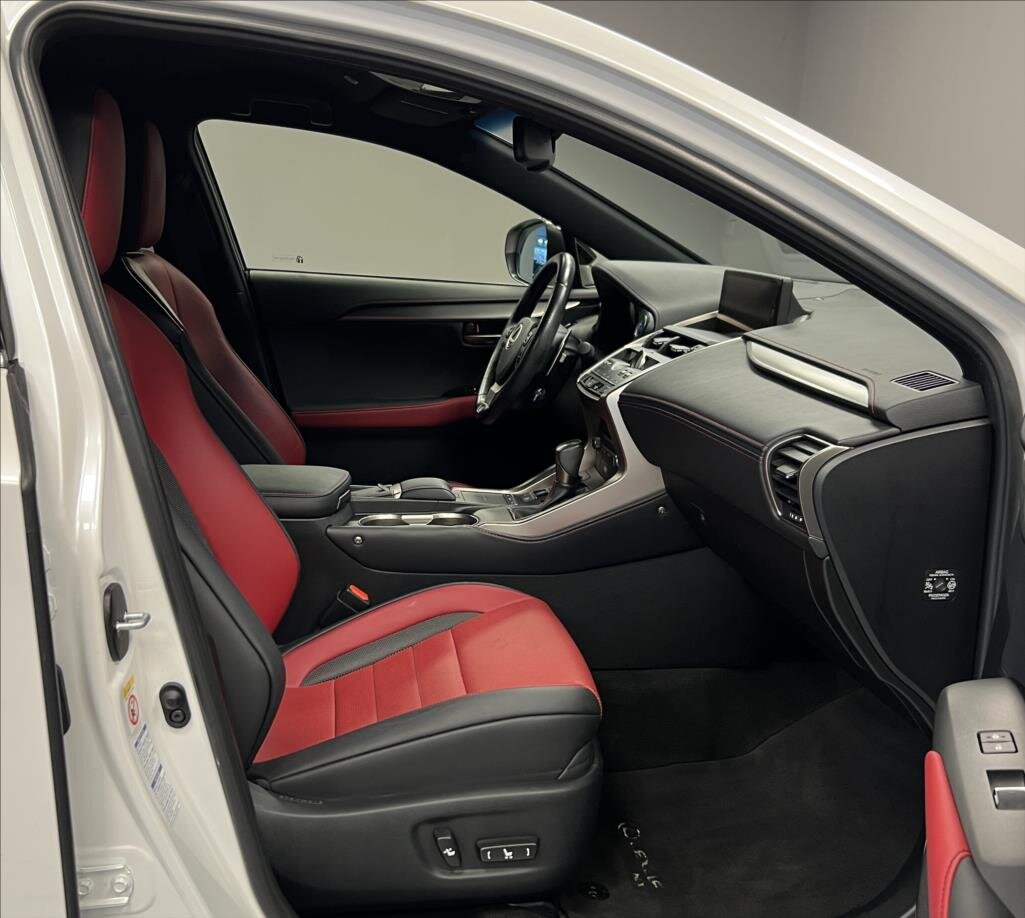 Lexus NX 300h SUV / Terénní 2,5 l 145 kw