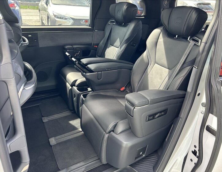Lexus LM 350h VAN / Minibus 2,5 l 183 kw
