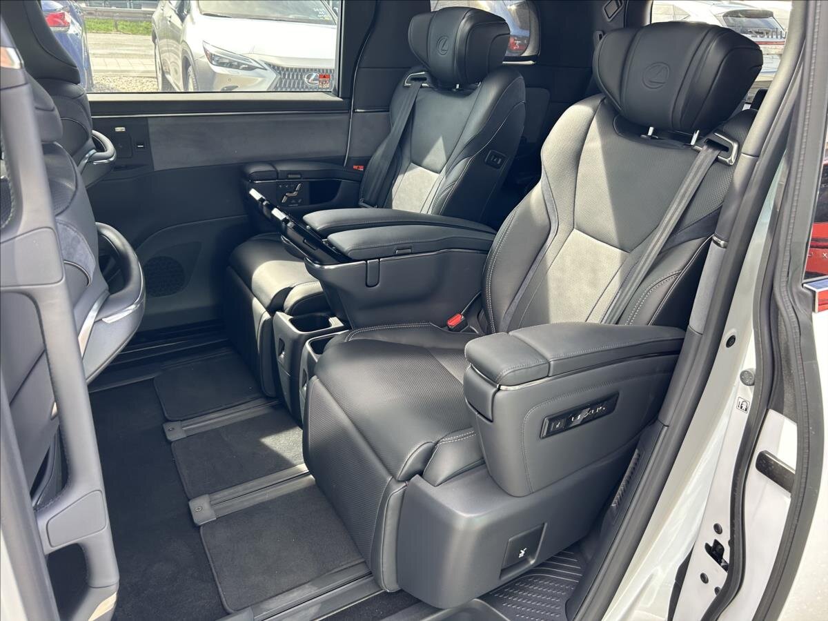 Lexus LM 350h VAN / Minibus 2,5 l 183 kw