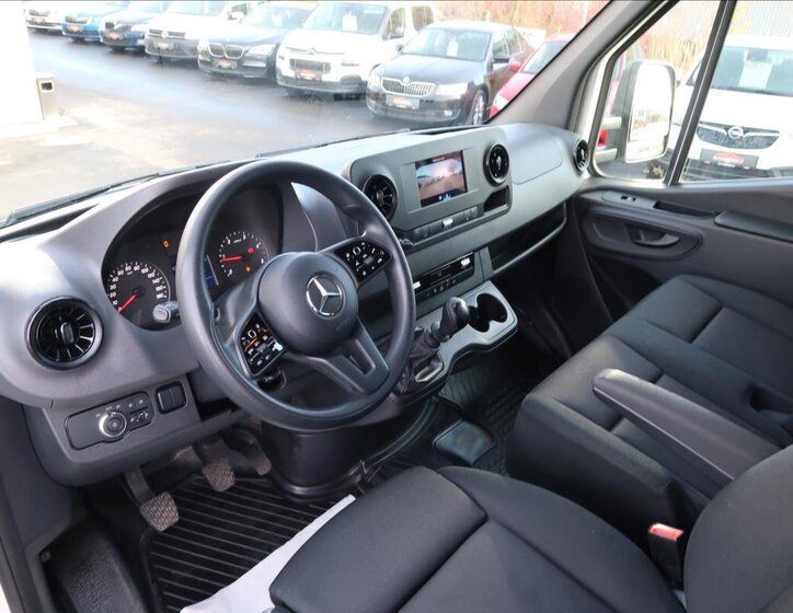 Mercedes-Benz Sprinter 9