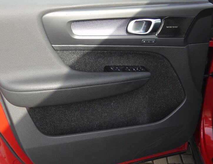 Volvo XC40 SUV / Terénní 2,0 l 145 kw