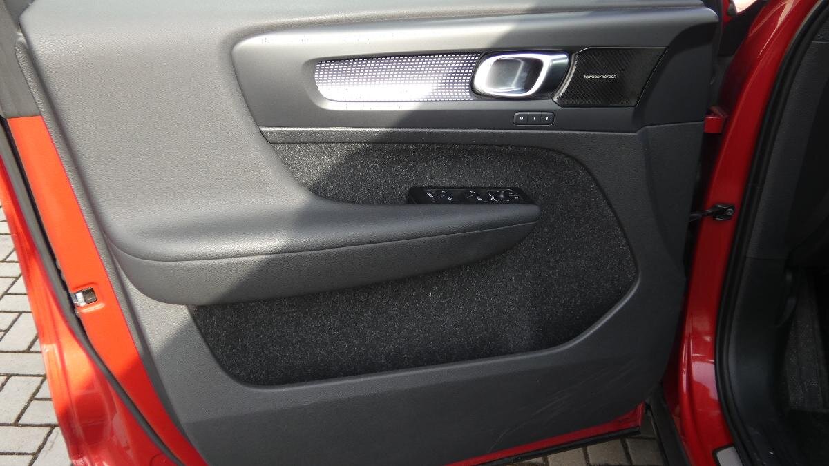 Volvo XC40 SUV / Terénní 2,0 l 145 kw