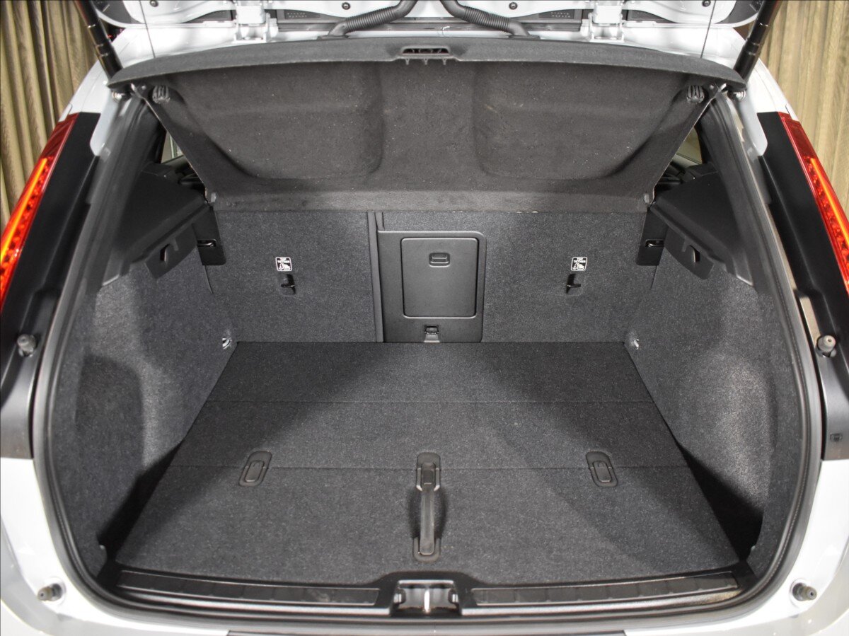 Volvo EX40 SUV / Terénní 0,0 185 kw