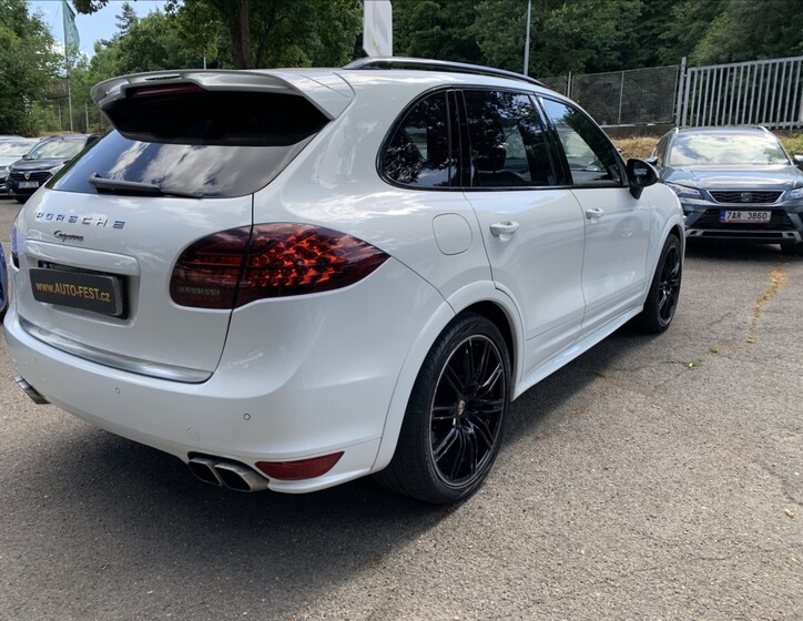 Porsche Cayenne 8