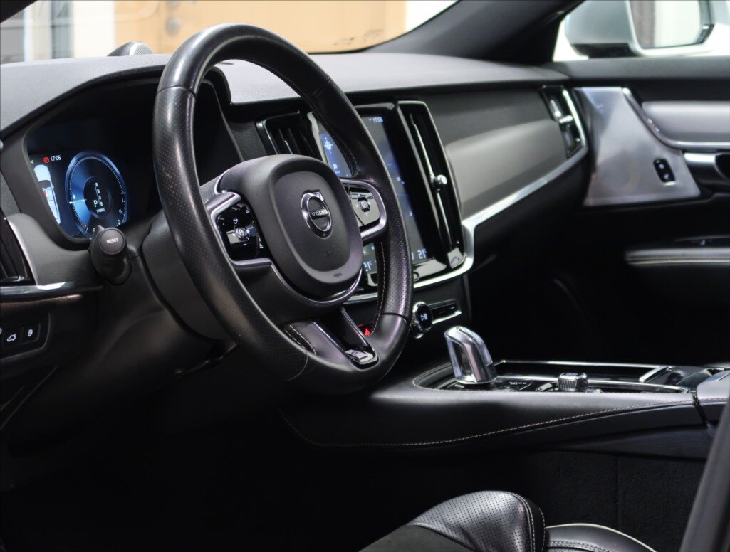 Volvo S90 Sedan / Limuzína 2,0 l 235 kw