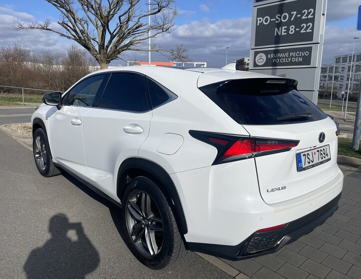 Lexus NX 300h CUV / Crossover 2,5 l 145 kw
