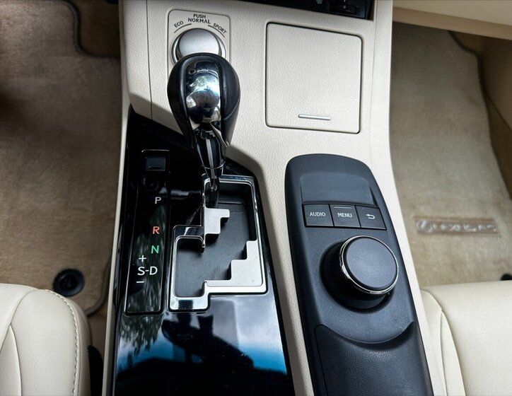Lexus ES 300h Sedan / Limuzína 3,0 l 116 kw