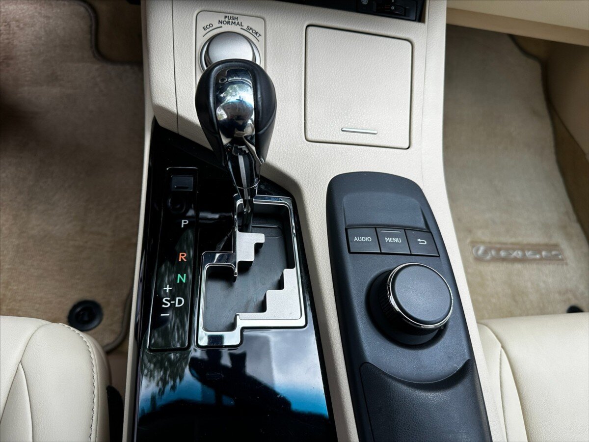 Lexus ES 300h Sedan / Limuzína 3,0 l 116 kw