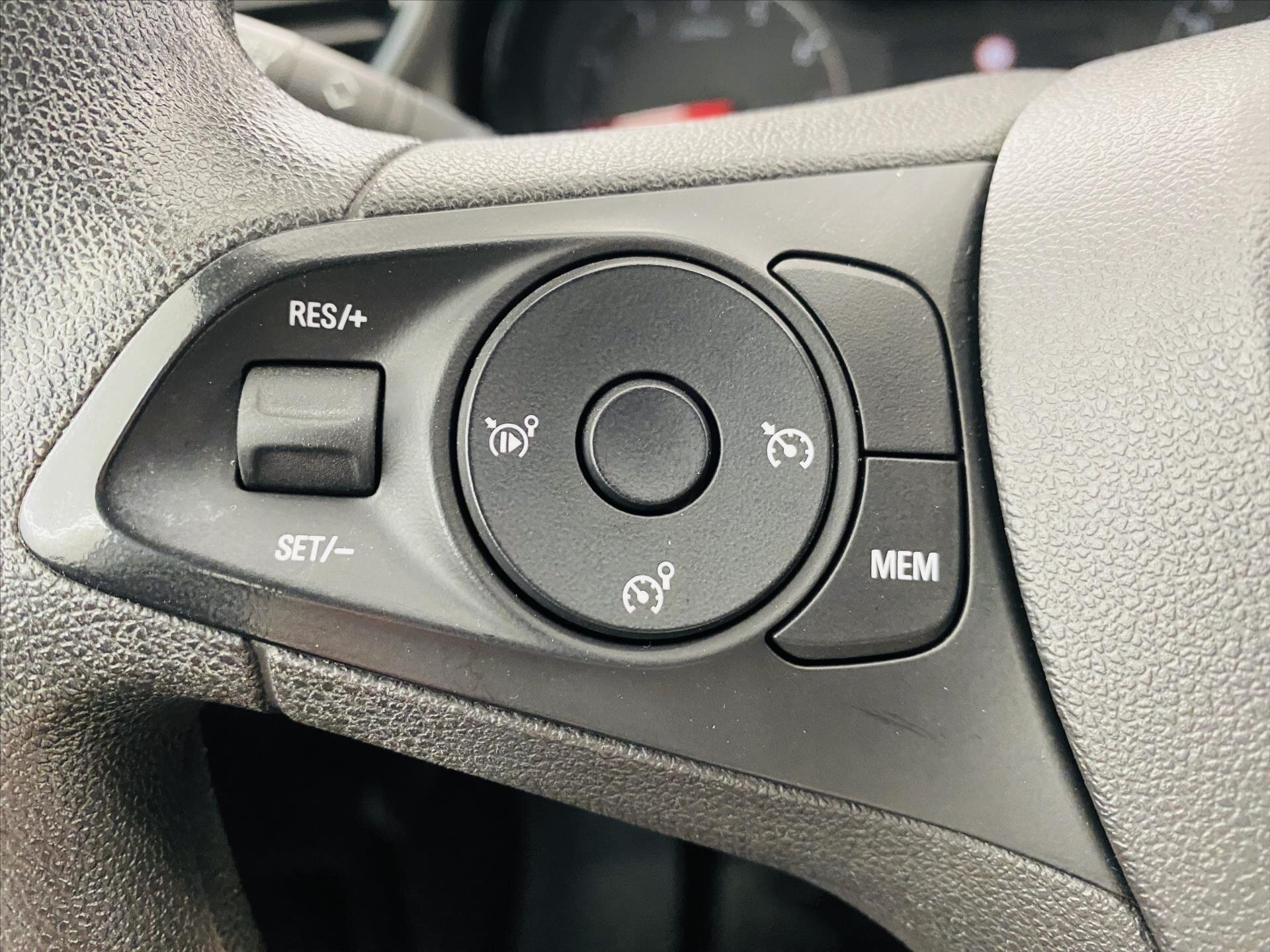 Opel Grandland X SUV 1,2 l 96 kw