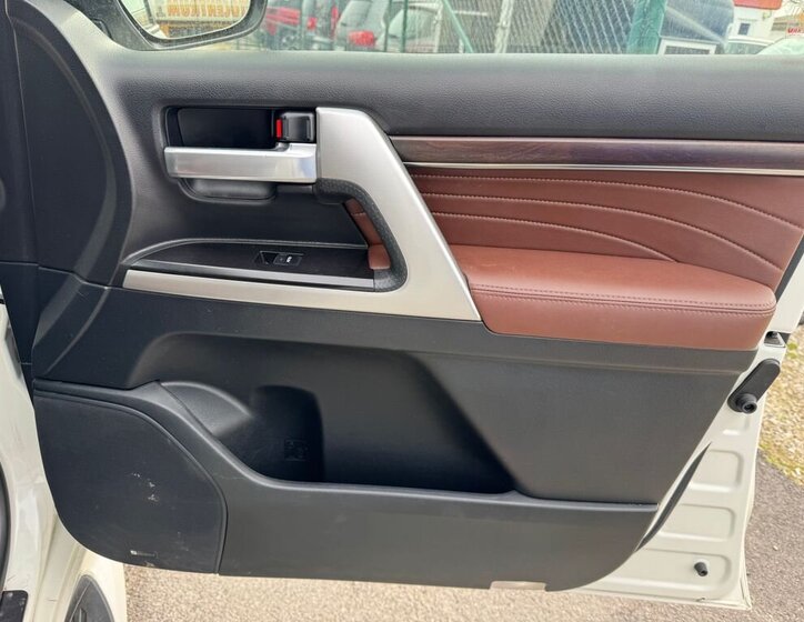 Toyota Land Cruiser SUV / Terénní 4,5 l 186 kw