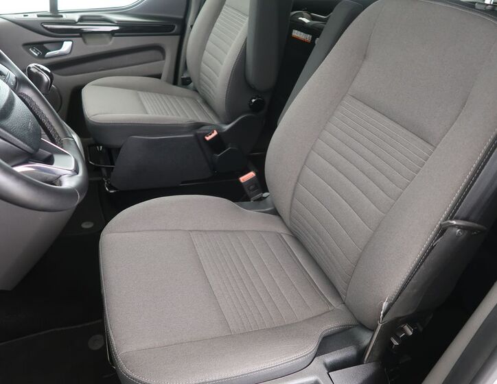 Ford Tourneo Custom 9