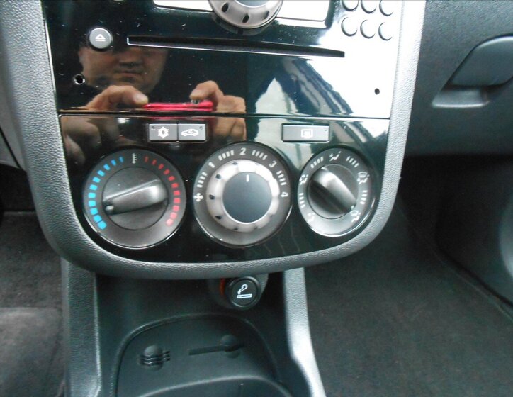 Opel Corsa Hatchback 1,4 l 64 kw