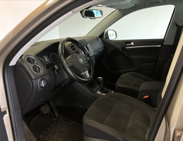 Volkswagen Tiguan 9