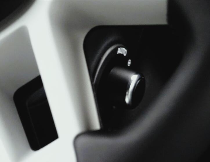 Land Rover Defender 18