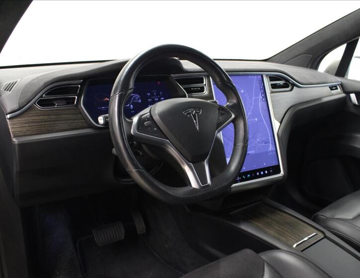 Tesla Model X 11