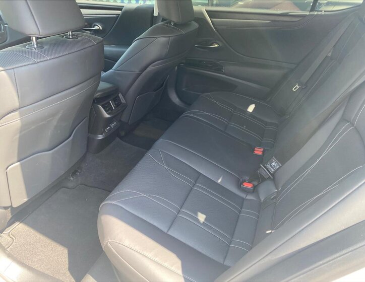 Lexus ES 300h Sedan / Limuzína 2,5 l 160 kw